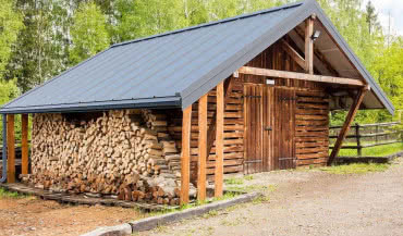 Czym wykończyć ściany domku narzędziowego? Trwała i niedroga alternatywa dla drewna